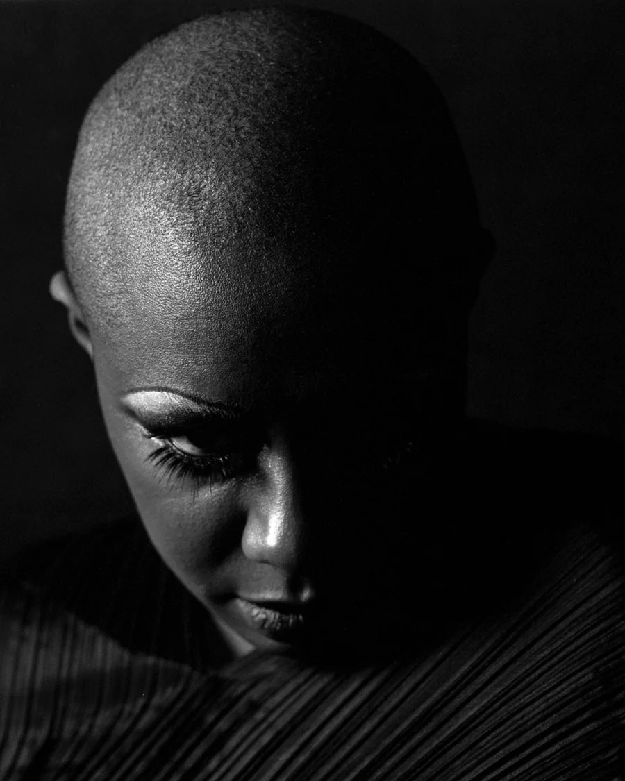 Retrato en blanco y negro de la cantante Cécile McLorin Salvant con la mirada baja